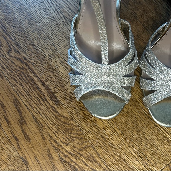 Betsey Johnson Open Toe Champagne Gold Sz 8 T-Strap 4" Heels Wedding Bridesmaid - Picture 14 of 15